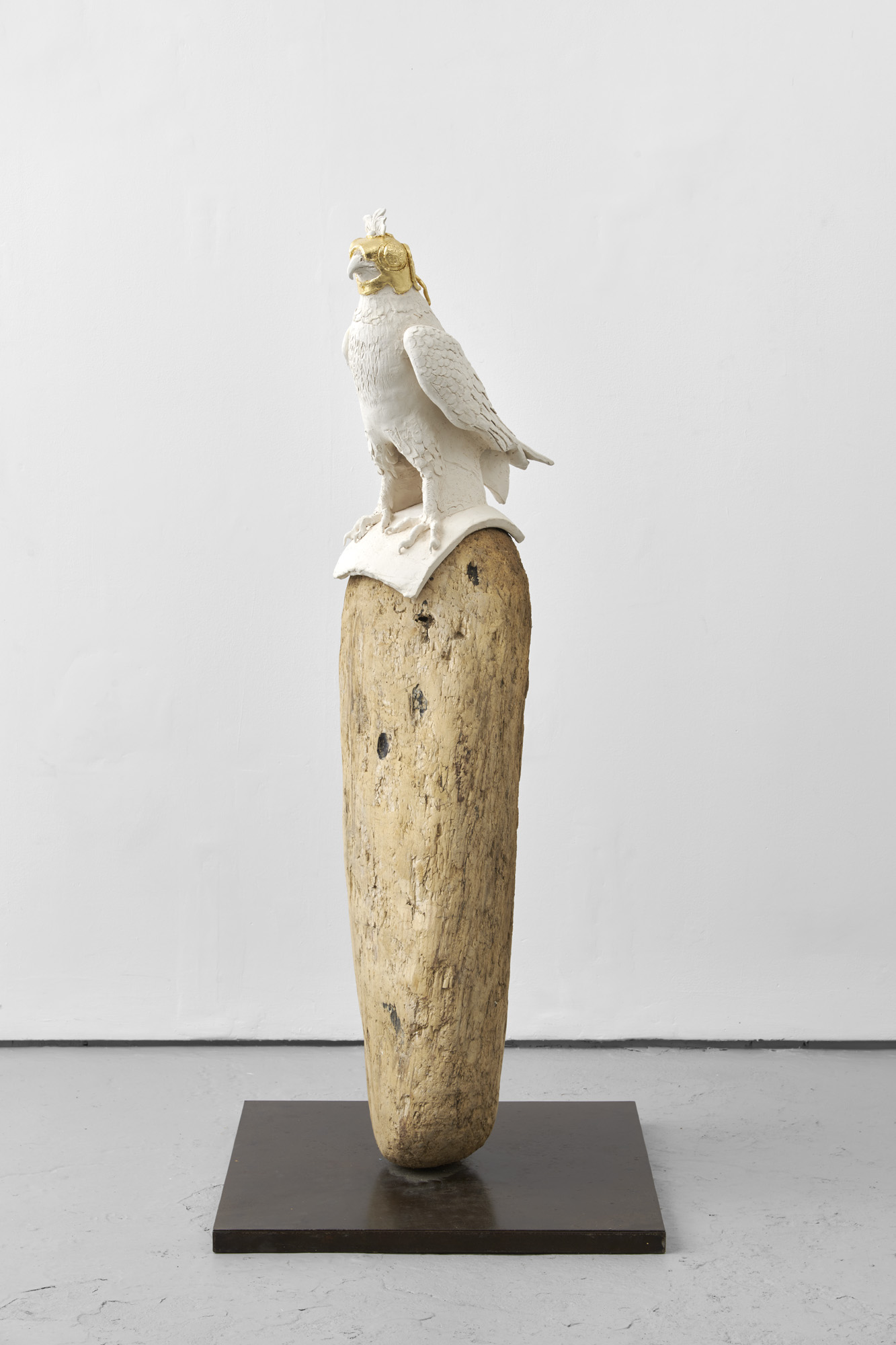 Benedetto Pietromarchi. Hooded Hawk, 2020, Terracotta, ceramic and gold leaf, 135x60x60 cm