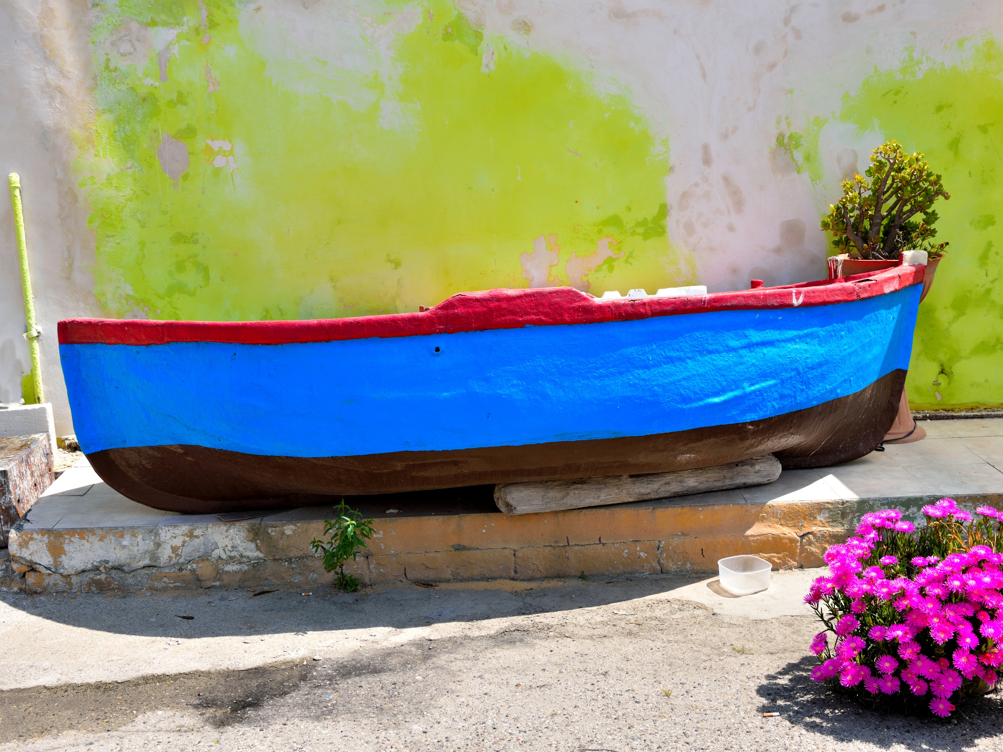 A boat transformed into a garden: colour, light and everyday details of Salento
